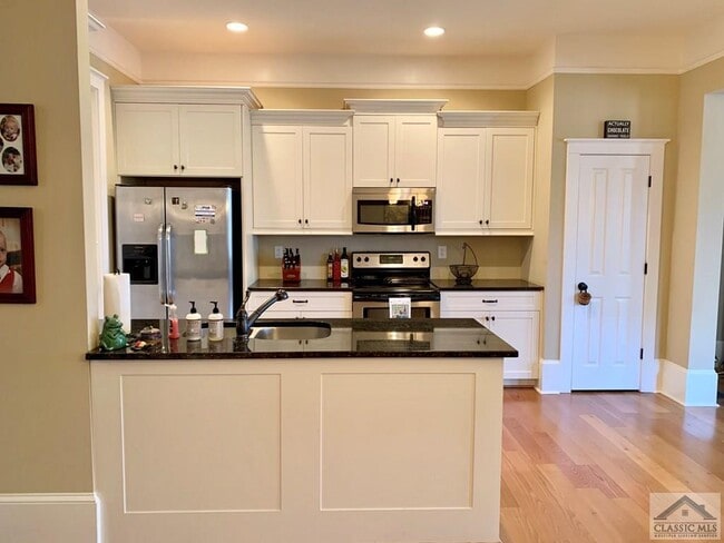 Building Photo - 31 Charter Oak Dr