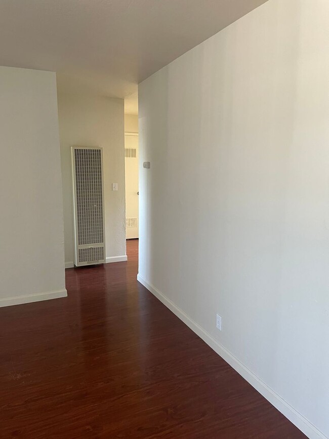 Building Photo - UPSTAIRS END UNIT 2 BED 1 BATH PET FRIENDL...