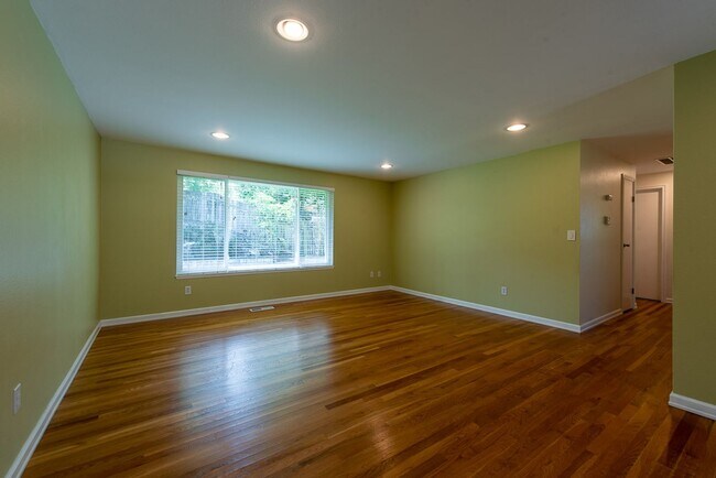 Foto del edificio - Peaceful neighborhood setting within walki...