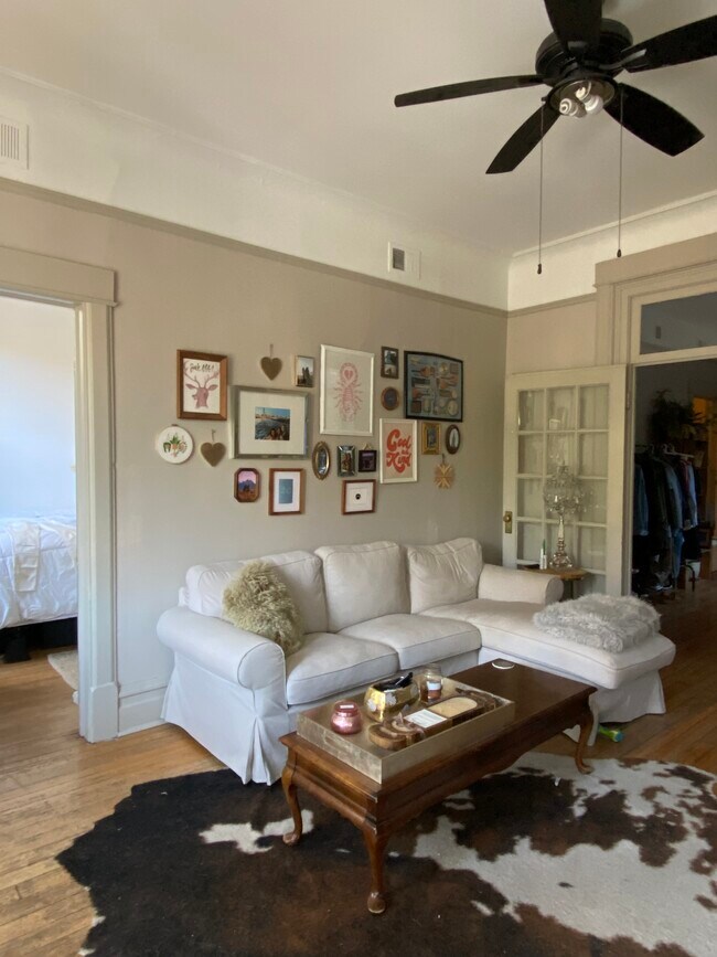 Living room - 1924 W Division St