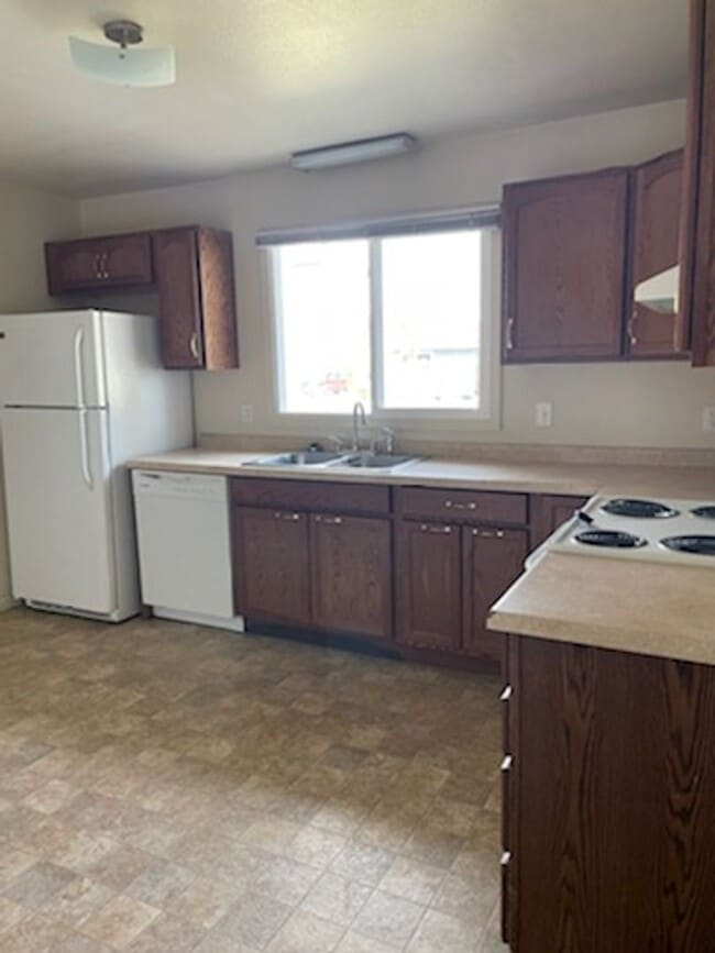 Building Photo - 2 Bedroom Duplex!