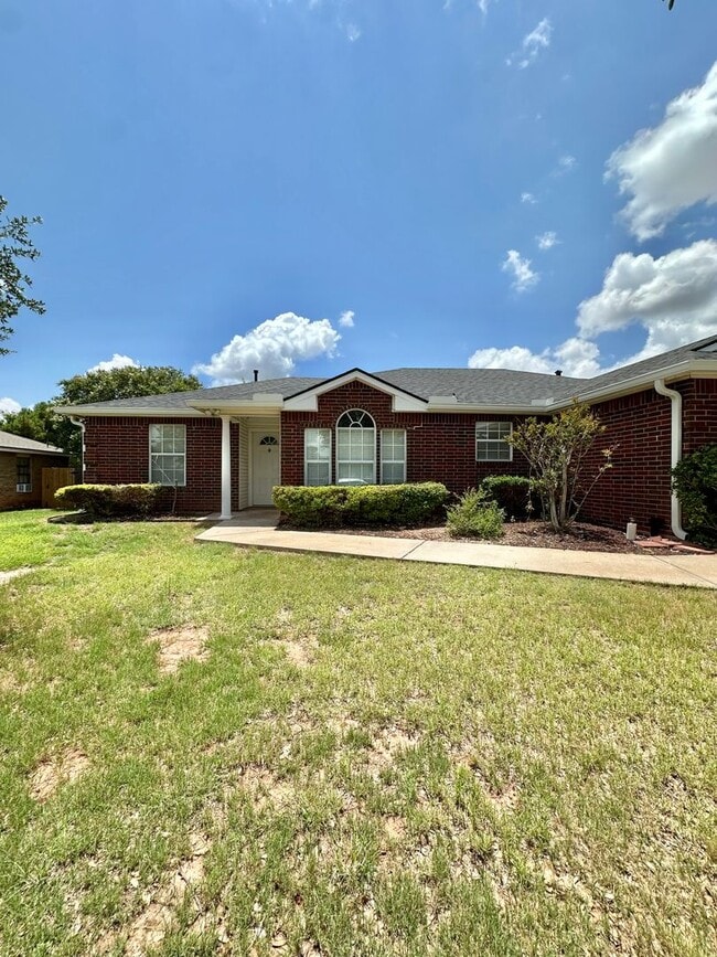 Building Photo - Move in Ready... Charming Home In The Bluf...