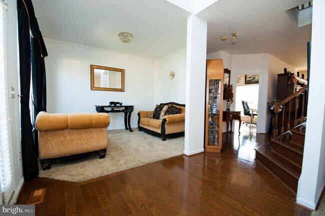 Foto del edificio - 73 Newbury Dr