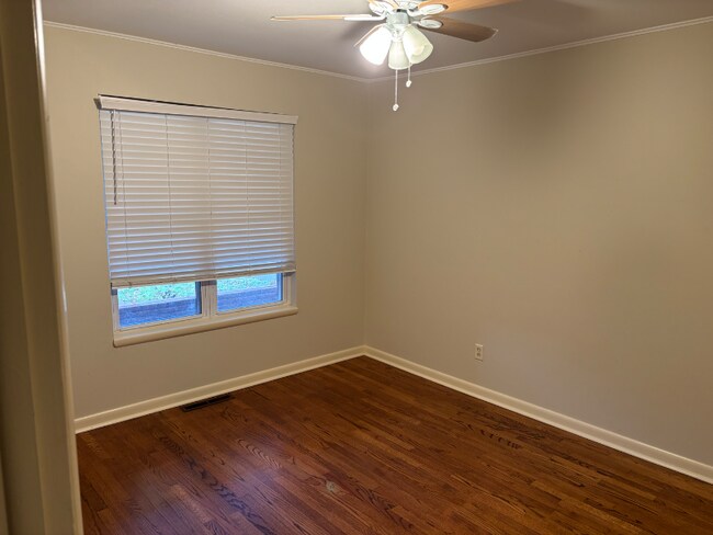 Building Photo - 2025 Mattern Dr