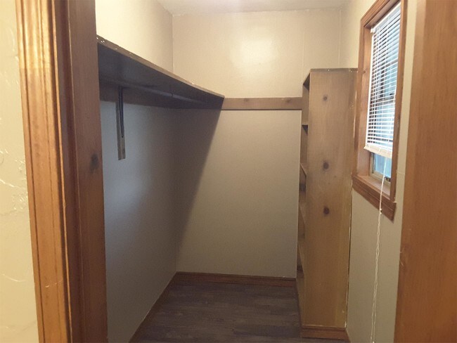 Building Photo - 503 E Walnut Ave