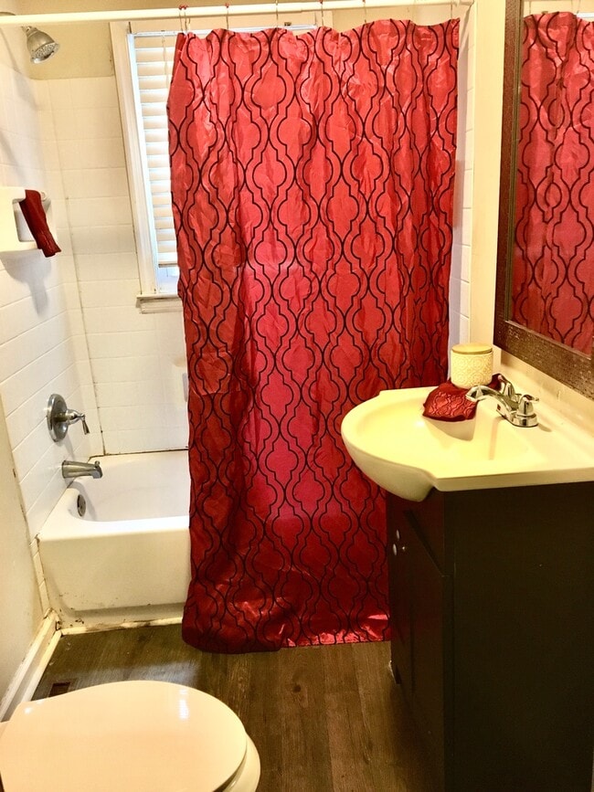 Building Photo - 1604 W Davidson Ave