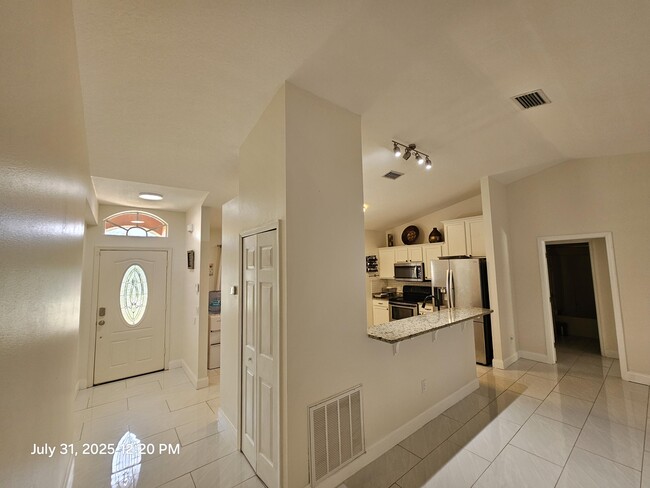 Foto del edificio - 242 SW Janice Ave
