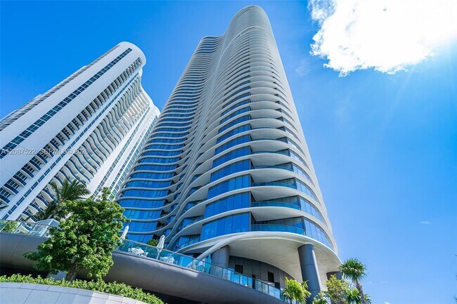 Foto del edificio - 15701 Collins Ave