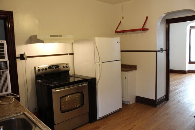Building Photo - 1315 N George St