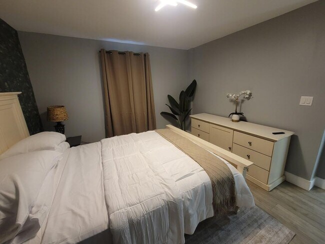 Building Photo - 106 E Chandler Rd