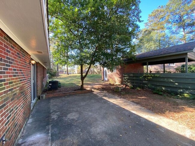Building Photo - Lovely 3 Bdrm, 2 Bth in quiet neighborhood
