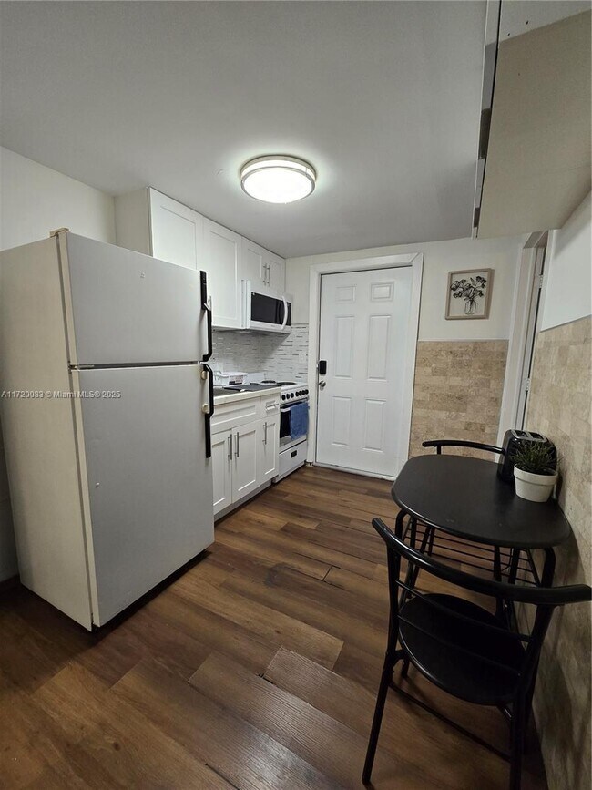 Building Photo - 2 bedroom in Hollywood FL 33021