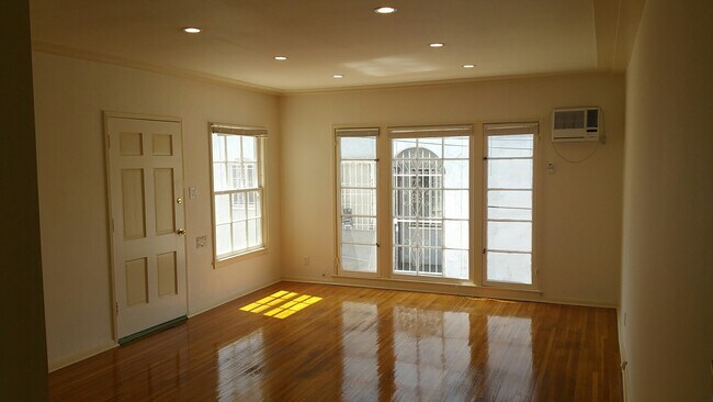 Foto del edificio - 457 N Hayworth Ave