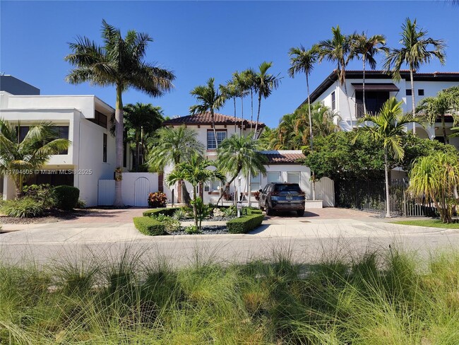 Building Photo - 1823 S Bayshore Ln