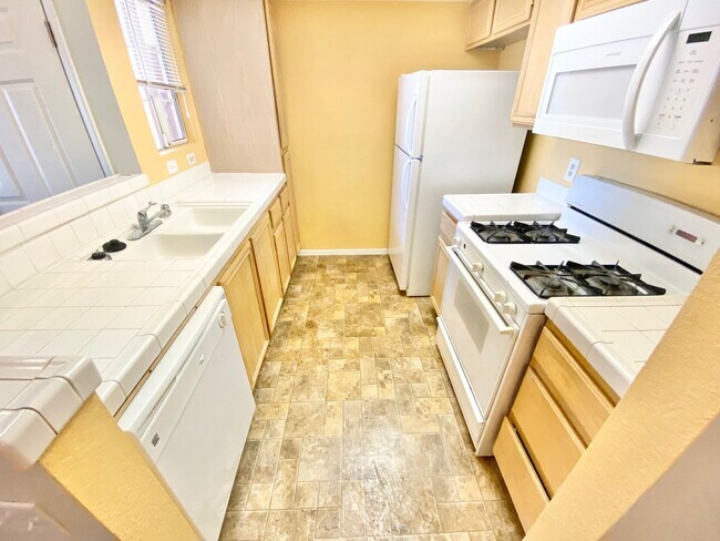 Building Photo - BEAUTIFUL 1 BEDROOM CONDO IN GATED COMMUNITY WITH POOL, SPA & CLUBHOUSE