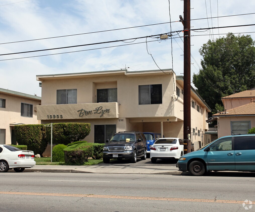 Building Photo - 15955 Vanowen St