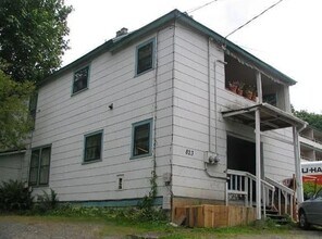 Building Photo - 823 High St