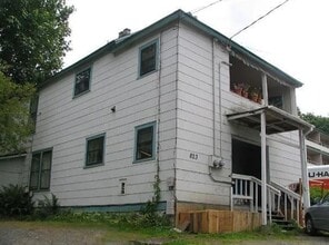 Building Photo - 823 High St