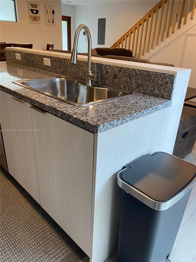 Foto del edificio - 916 NW 8th St