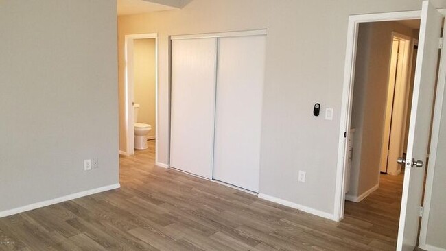 Building Photo - Glendale Condo with Pool!
