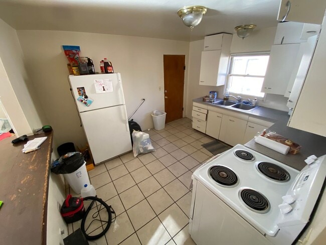 Building Photo - Two Bedroom Apartment Centrally Located on 24th and W 2nd Ave