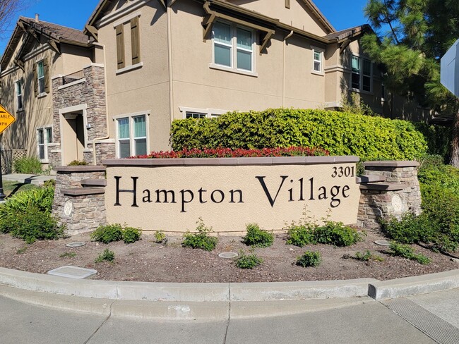 Building Photo - Adorable 3 bedroom 2.5 Bath Condo