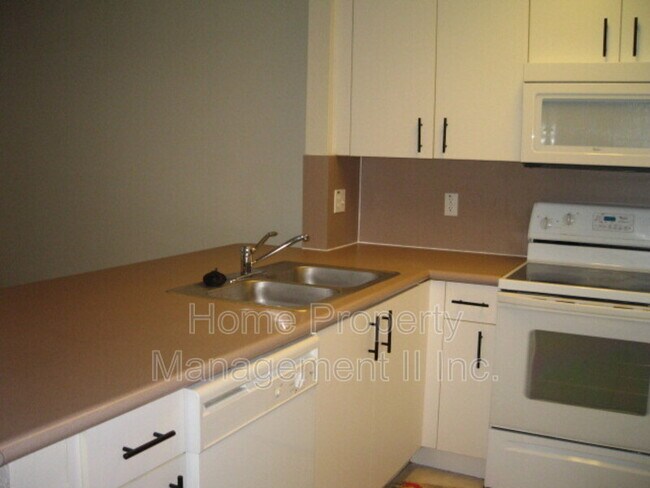 Building Photo - 892 SUMMIT LAKE Dr