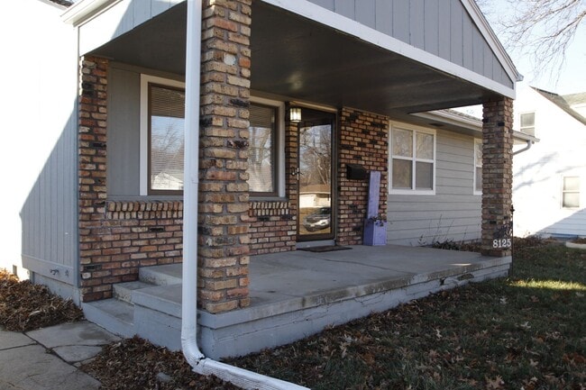 Building Photo - Fully updated 5 bedroom, 2 bathroom house