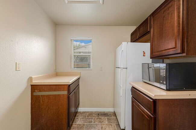 Building Photo - Single Family home, 2 Beds 1 Bath close to...