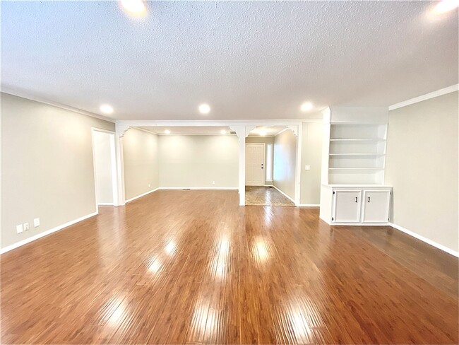 Building Photo - Freshly Updated! Roomy 3-Bedroom Home in J...