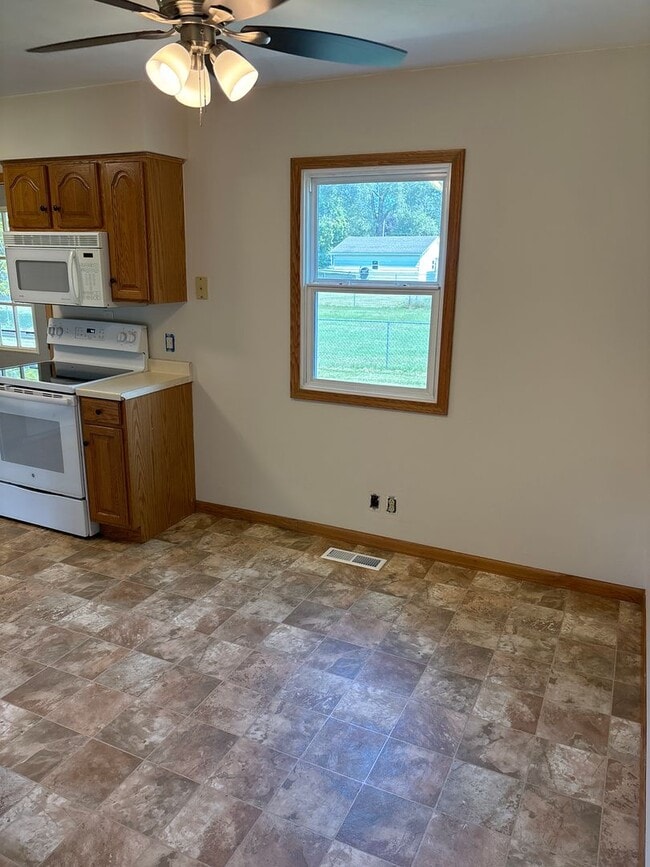 Building Photo - 2 Bedroom, 1.5 Bath Townhouse w/Garage in ...
