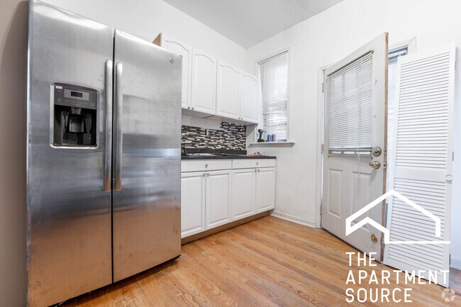 Building Photo - 907 W Belmont Ave