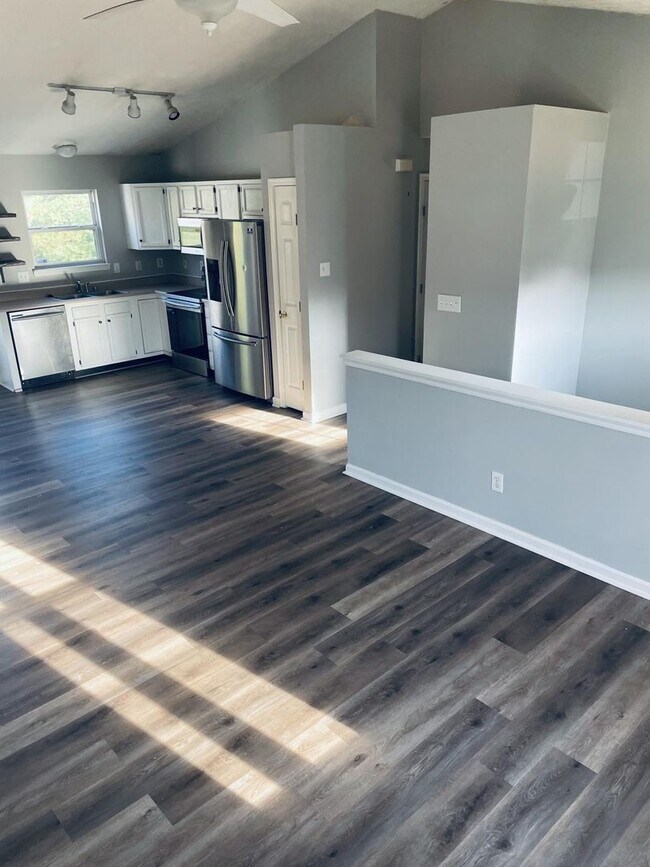 Foto del edificio - Beautiful 3 Bed, 3 Bath Home in Burlington – Finished Basement, 2-Car Garage & Fenced Yard!