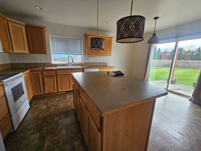 Building Photo - Beautiful Rental with Oversized Yard & Ope...