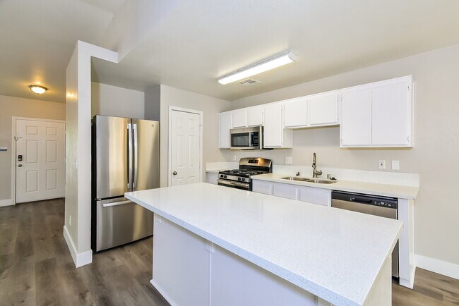 Building Photo - 3015 W Hammer Ln