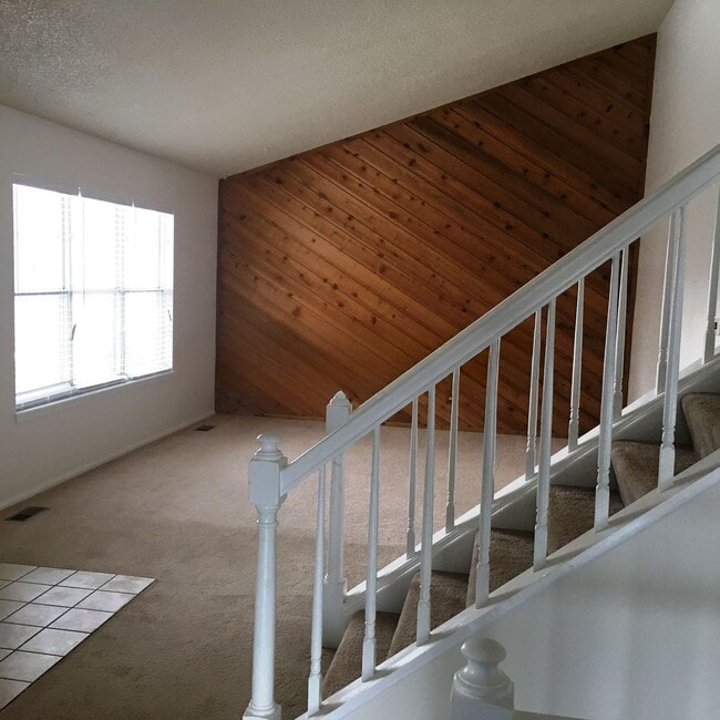 Building Photo - Spacious Backyard + Quiet Street | 3 Bed /...