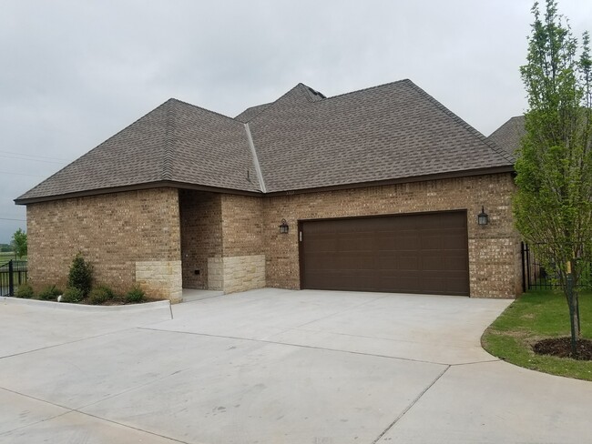 Building Photo - 3 bed 2.5 bath home with view of water