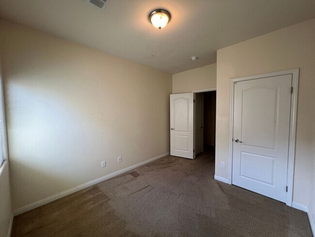 Foto del edificio - 5 Bedroom 2 Bath!