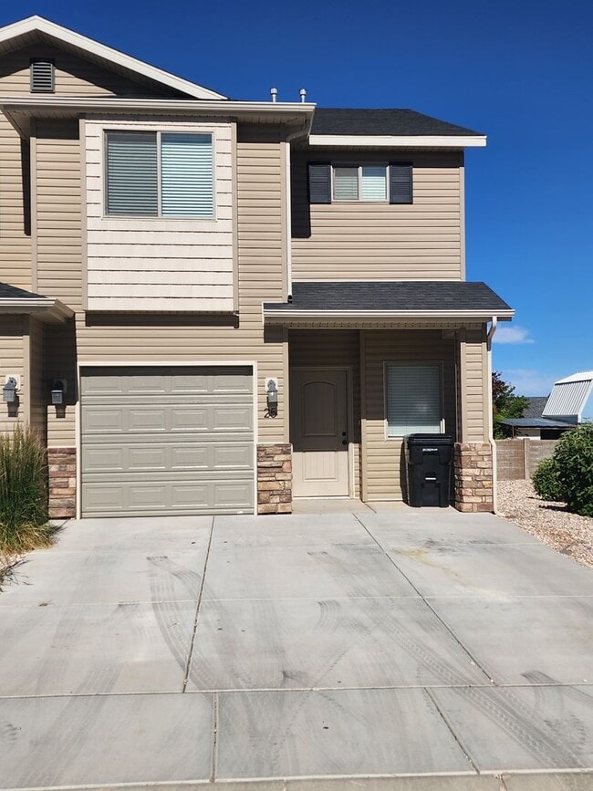 Building Photo - Charming Townhome