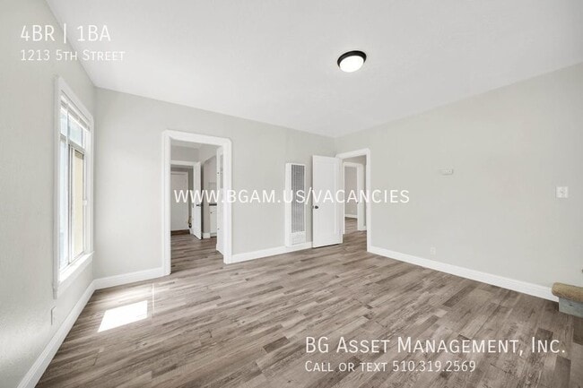 Building Photo - 1213 5th St
