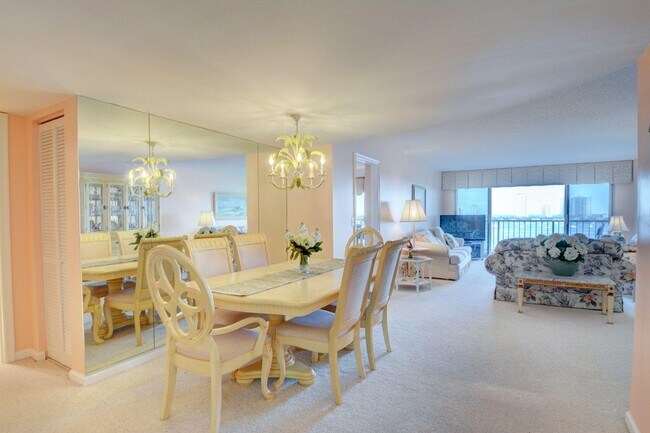 Foto del edificio - 3040 Lake Shore Dr