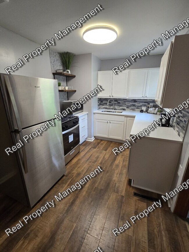 Building Photo - Updated Three Bedroom Ranch