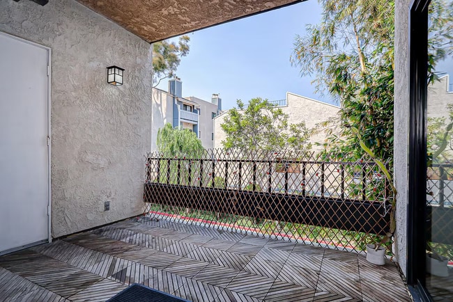 Foto del edificio - 8675 Falmouth Ave