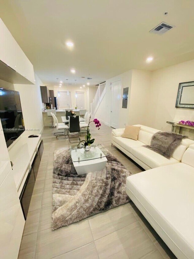 Foto principal - 6416 NW 102nd Ct