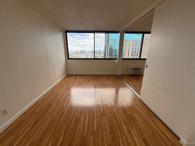 Foto del edificio - Kukui Plaza Diamond Head Tower 1 bedroom 1...