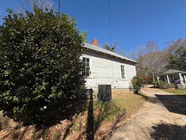 Building Photo - Two Bedroom Cottage in Normaltown