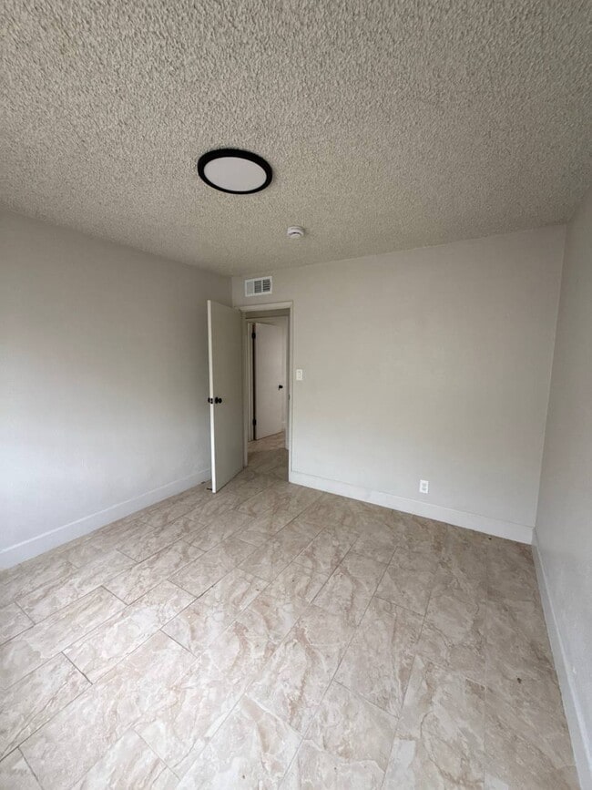 Building Photo - 807 Castaic Ave