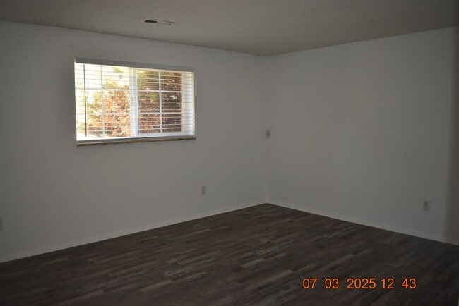 Building Photo - 4 bedroom / 2 bathroom / 1976 SF!