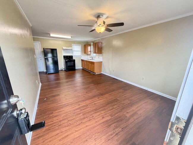 Building Photo - 1bed/1ba duplex downtown Landis very Nice condition