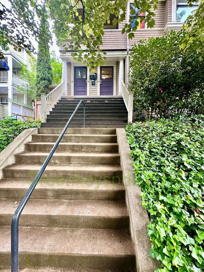 Building Photo - Huge Gorgeous 5 Bedroom 4 Bath Unit in SW ...